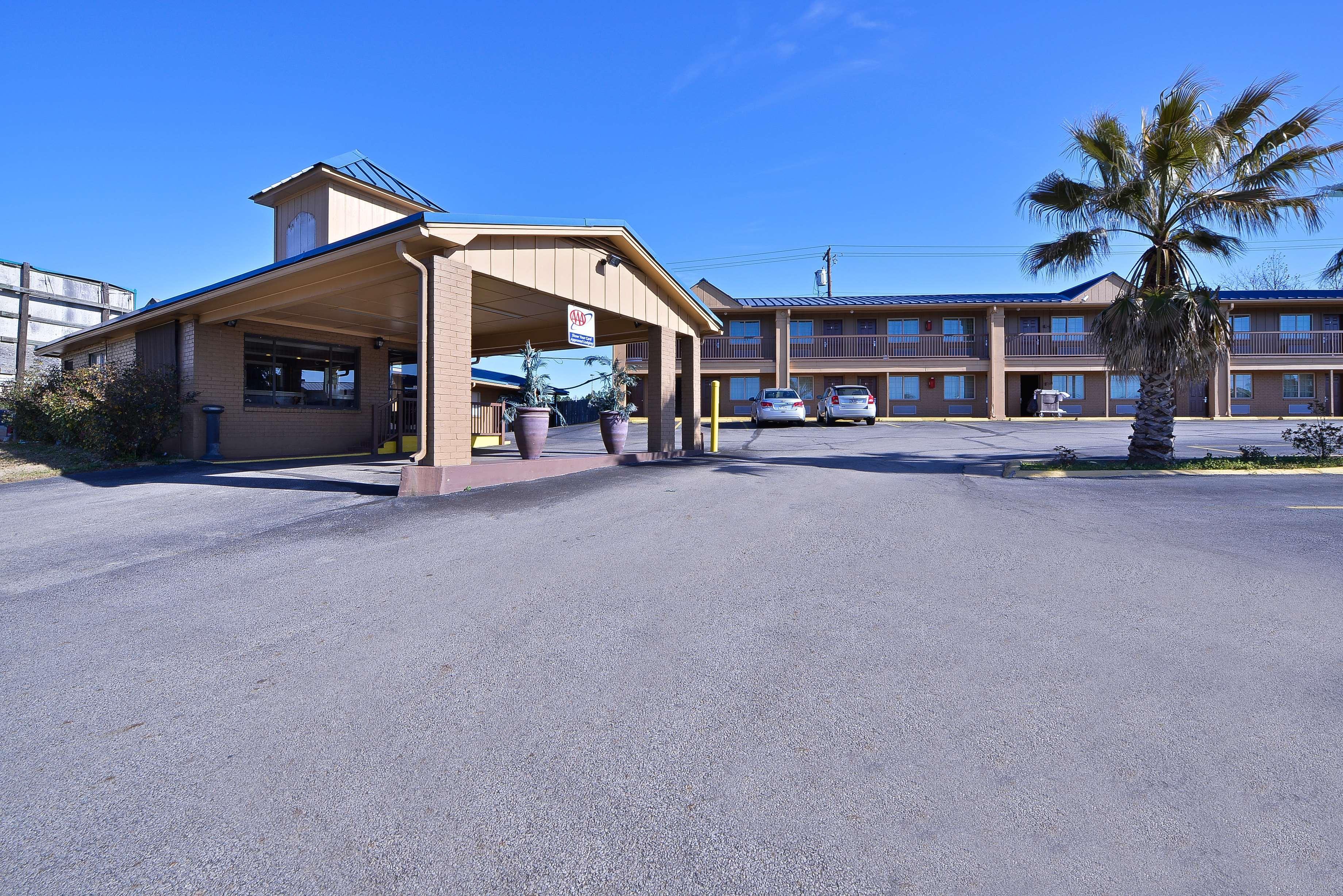 Xecutive Inn And Suites Center Exterior photo