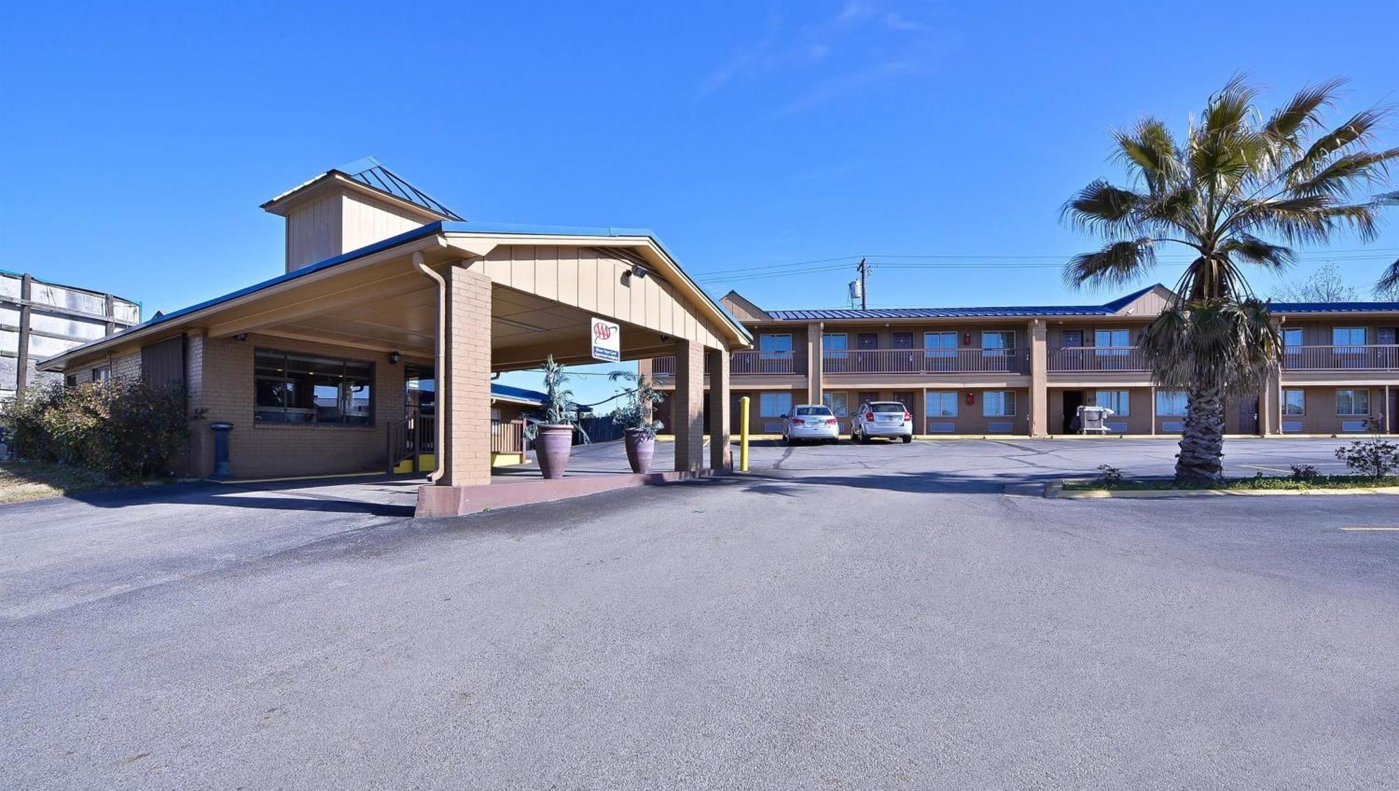 Xecutive Inn And Suites Center Exterior photo